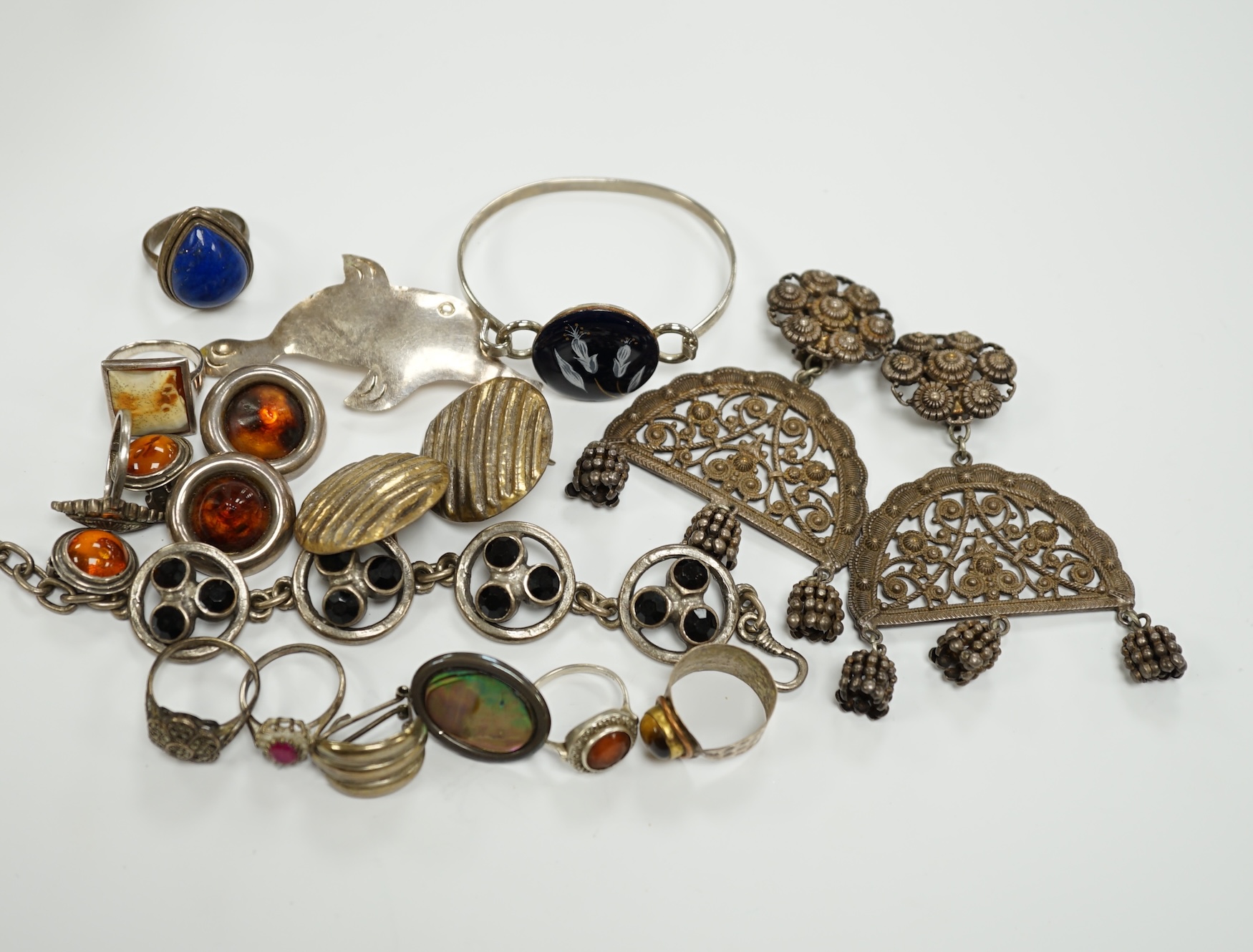 A small quantity of assorted white metal and other jewellery.